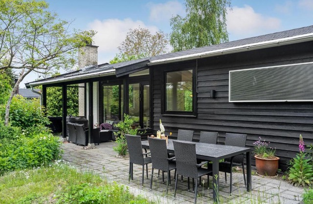 2 Bedroom Cozy Home In Dronningmølle