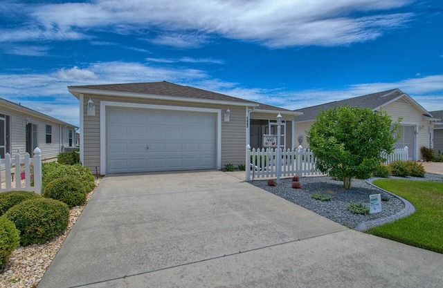 2 BEDROOM CUTE PATIO VILLA NEAR BROWNWOOD PADDOCK SQUARE THE VILLAGES FL