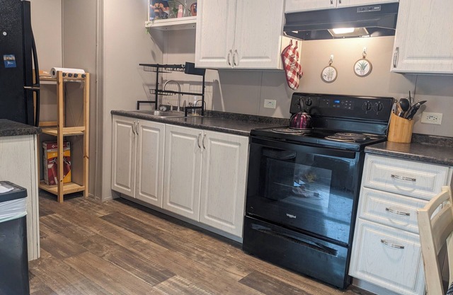 2-Bedroom Farmhouse- A Retreat with Close by Amenities - Wi-Fi & AC