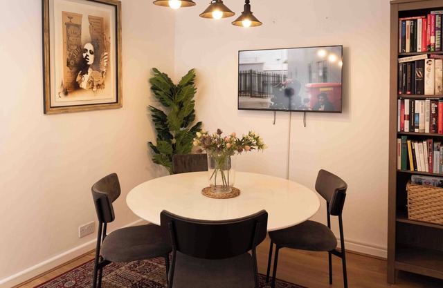 2 Bedroom Flat in Haggerston. 1 min to the Station (Windrush Line).