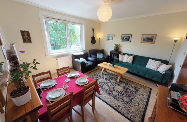2 bedroom flat in peaceful location near the sea, a short trip from city centre
