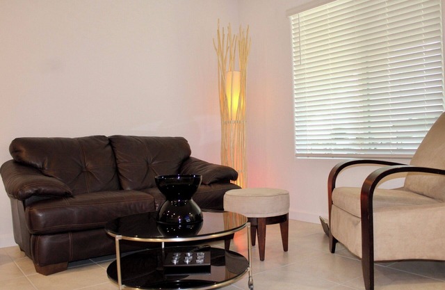 2-bedroom for rent w private bathroom in a townhome Las Vegas host live in