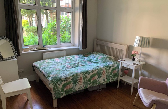 2 bedroom Garden Flat, great links to Heathrow and London