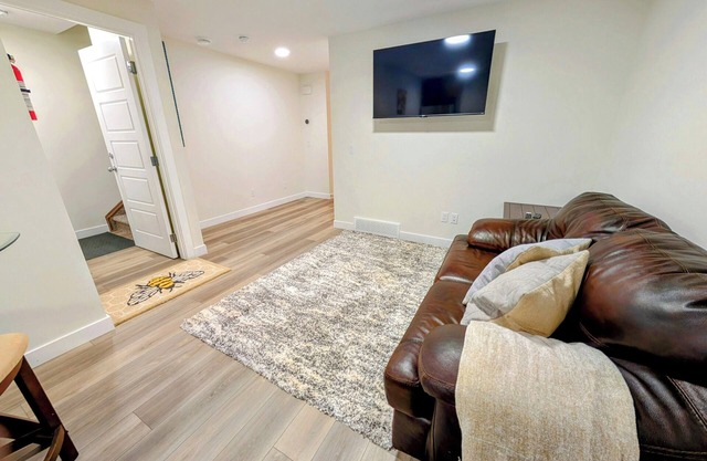 2-bedroom Guest Suite in SW Calgary with WiFi