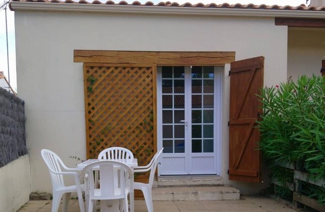 2-bedroom house 900m from beach, terrace & BBQ