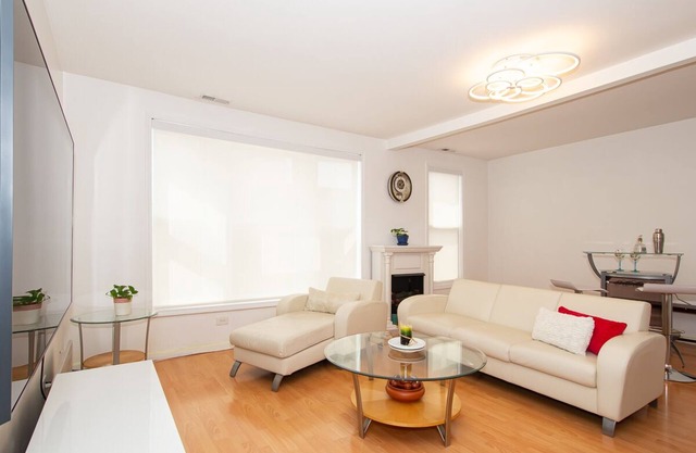 2 Bedroom Home nestled into the heart of Bridgeport, Chicago.nVery walkable!