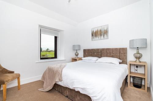 2 Bedroom House - Free Parking