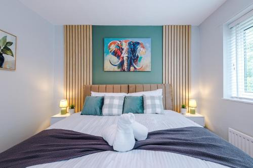 2 Bedroom House Near Manchester Airport with Free Parking, Ideal for Travellers and Contractors - Hosted by Eason Stays