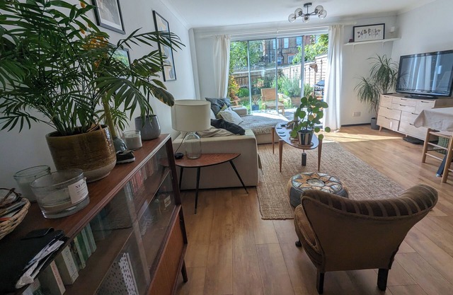 2 bedroom house with garden in Brixton