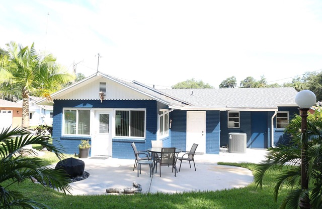 2 Bedroom house with lake access to Lake Harris. 1 minute by boat to Dead River