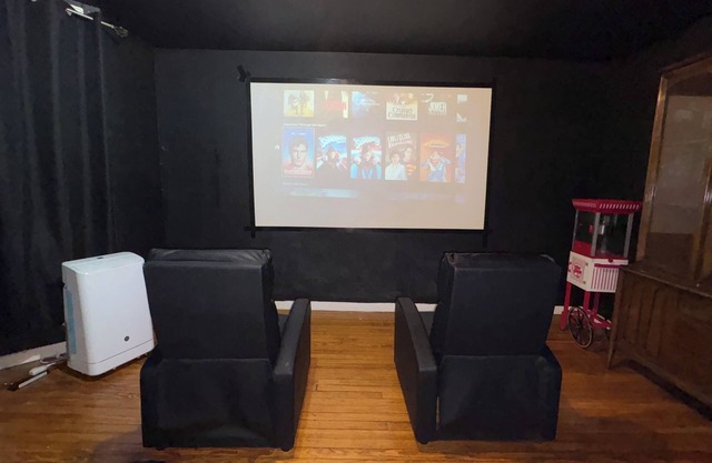 2-bedroom house with WiFi, Movie Theater, Home Office No Cleaning fee