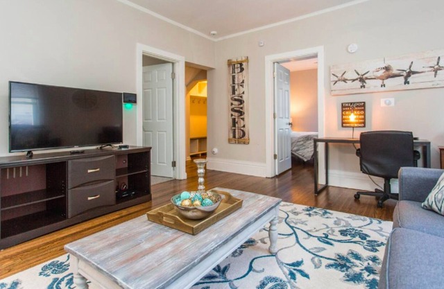 2 Bedroom ★ King Beds ★ Near Libertyville