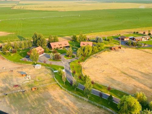 2 Bedroom Loft on Horse, Goat, Donkey and Cow Farm