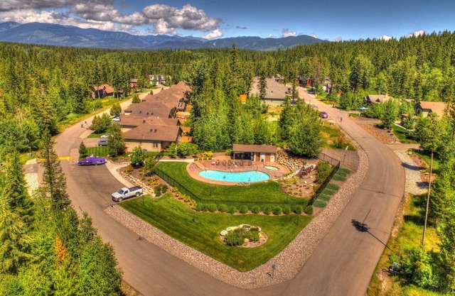 2 bedroom Meadowlake condo! Summer pool and hot tub! AC for hot summer days