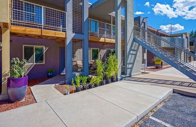2 bedroom near UNM and Presbyterian hospital