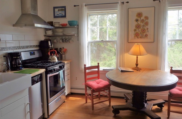 2 Bedroom Private Apt. in 1825 Whaler's Home on Duck Creek