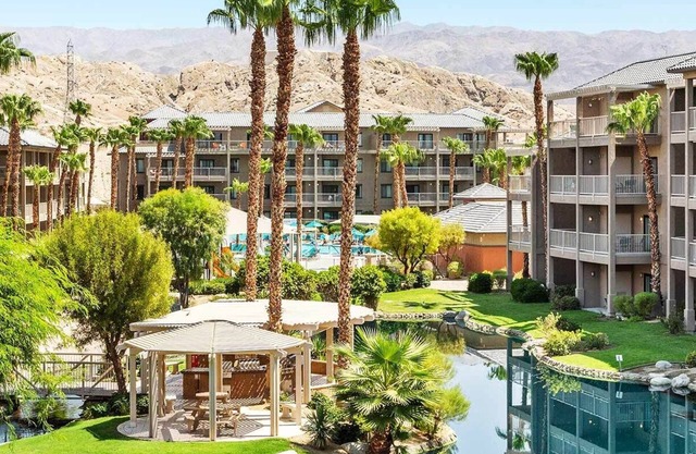2-bedroom resort in welcoming Indio with fitness room, AC,Pools,Tennis and Golf