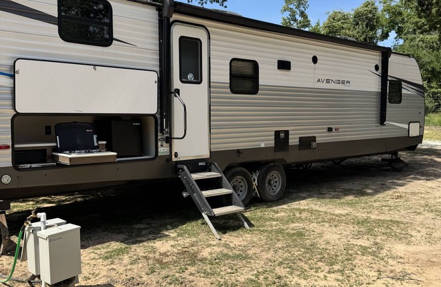 2-bedroom RV in fabulous Leona with AC.Exotic animals outside.We have a lake