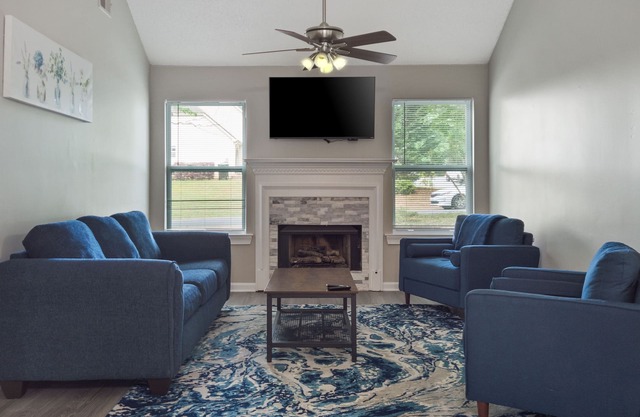 2 Bedroom Townhome- Fire 🔥 Pit - New Renovation