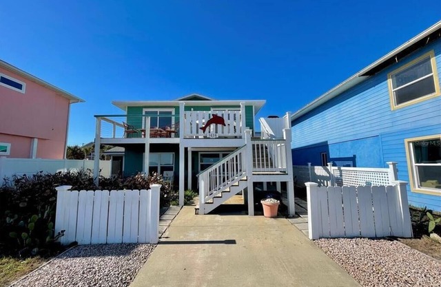 2 Bedroom w/stunning ocean views!