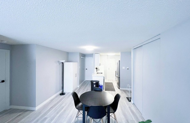 2-bedroom with 1 Parking, WIFI, SmartTV, Netflix, Laundry and Kitchen. Sleeps 6.