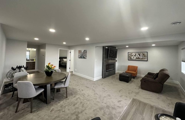 2 Bedrooms Cozy Green Field Gateway