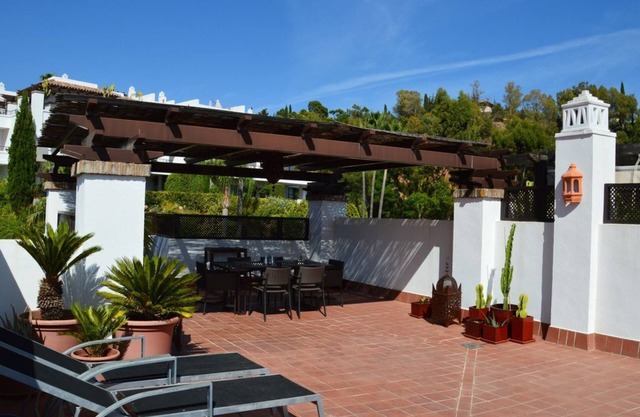 2 bedrooms on Golf: quiet close to the beaches of Marbella and Puerto Banus
