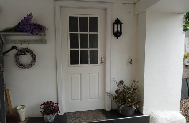 2 bedrooms/sleeps 4/free wifi/parking/outdoor area