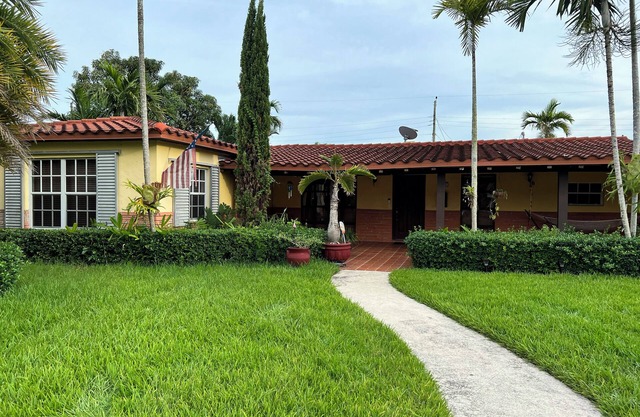 2-Bedrroom House w/free parking