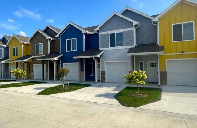 2 Beds + Free Wi-Fi | Stylish Townhome