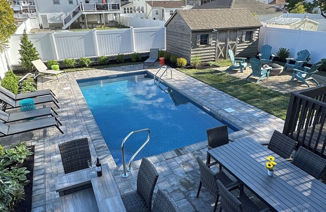 2 blocks to Beach LINEN, fire pit, POOL sleeps 12
