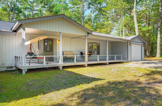 2 Blocks to Boat Ramp: Higgins Lake House w/Grill