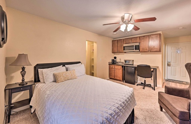 2 Blocks to Light Rail: Denver Unit w/Kitchenette