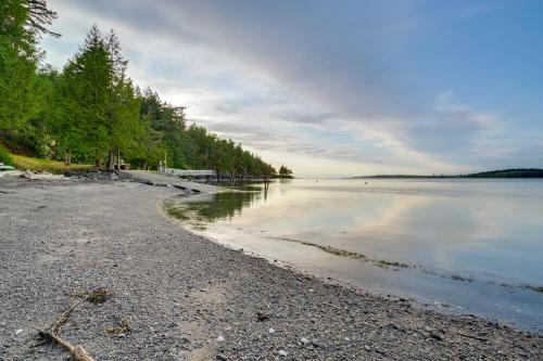 2 Blocks to Puget Sound Beach Lummi Island Home