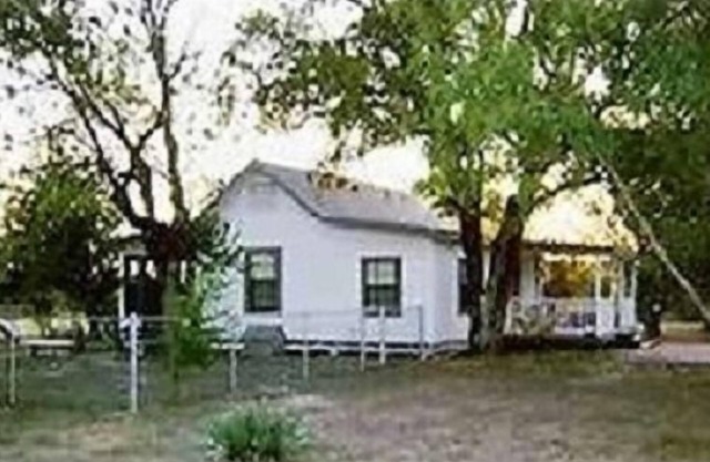 2 BR/2.5 BA House on 13 Acres, Minutes from Downtown San Antonio!