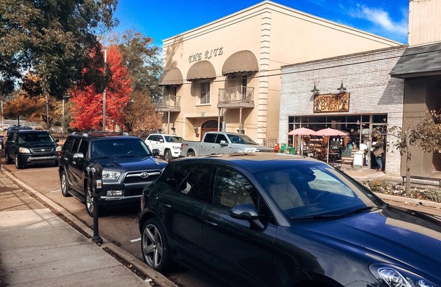 2 BR/2 BA UNIT! WALKING DISTANCE FROM SQUARE AND CAMPUS!