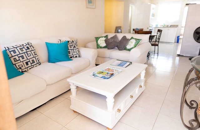 2 BR Condo with Pool, jacuzzi and beach across the street. 5 star reviews bnb🏝️