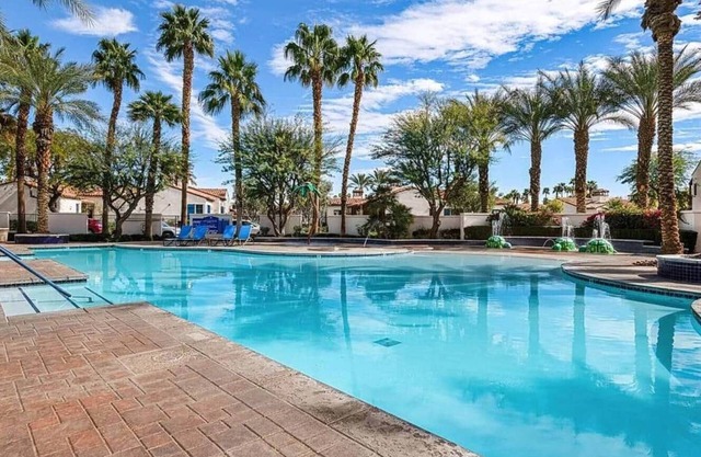 2 BR Desert Suite w/Kitchen, Balcony + Pool View