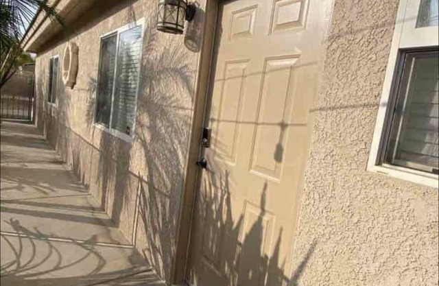 2 BR Guest House w/Private Parking in a Beautiful Almond grown Bakersfield City