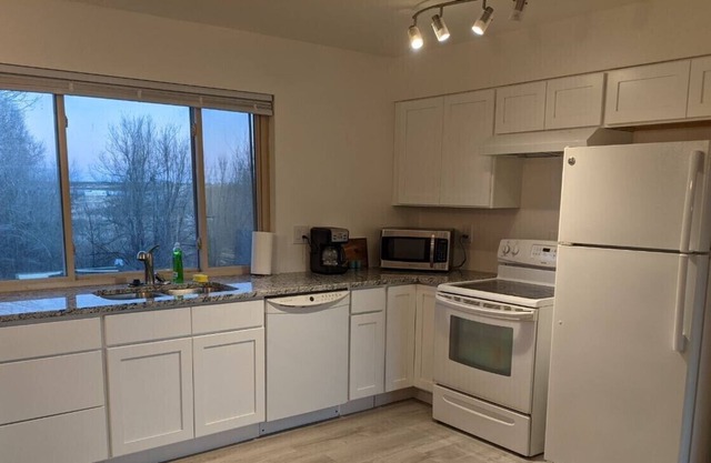 2 Br Home (upstairs unit) In Quiet Neighborhood