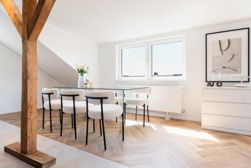 2 BR Loft - LUXUS - MODERN - PARKPLÄTZE - KAFFEE - NETFLIX - WEINBERGBLICK - KÜCHE - BALKON