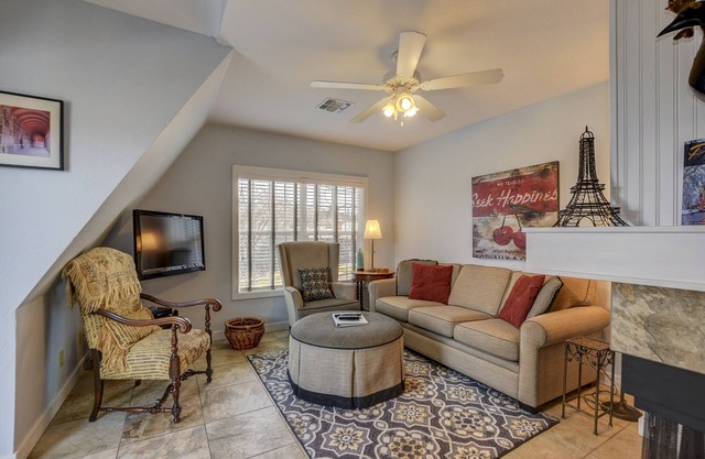 2 BR near the courthouse square AVAILABLE due to last minute renter cancellation