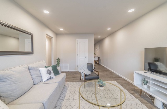 2-BR Relaxing Suite w/Full Kitchen Near The Momentary & 8th Street Market