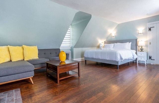 2 Colonial Rooms in Lambertville Estate