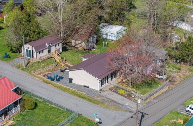 2 Homes - 4 Beds/2 BAs - Easy Walk to Downtown West Jefferson.