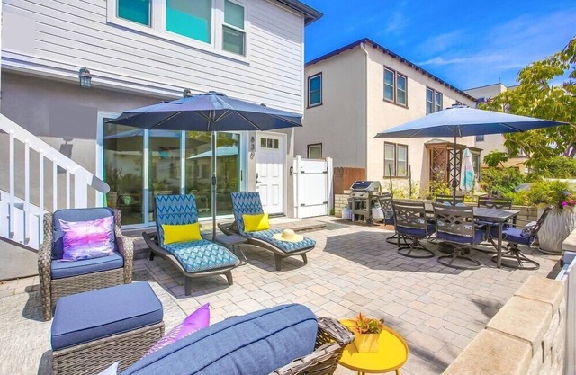 2 Houses to Beach * Exclusive Patio * Dog OK