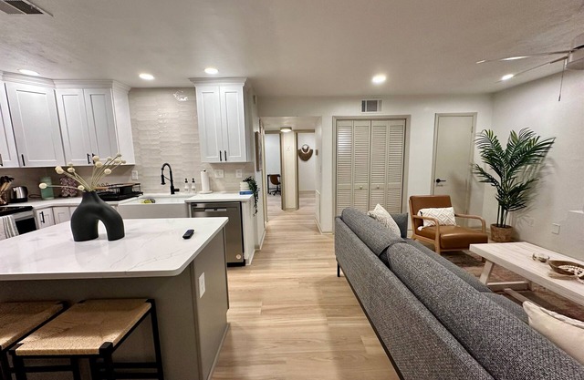 2 king beds -2nd floor walk 2 beach apt1