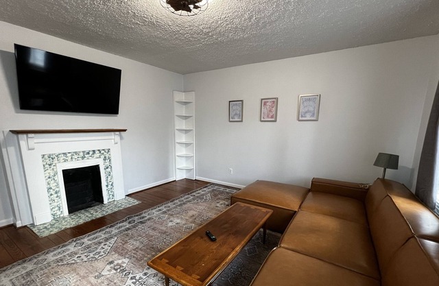 «2 kitchens walk to bars/restaurants/coffee shops near UofL BBQ grill work space