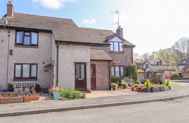 2 MAES FFYNNON, romantic, character holiday cottage in Ruthin