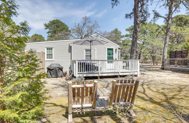 2 Mi to Coastline: Wellfleet Gem w/Deck & Grill
